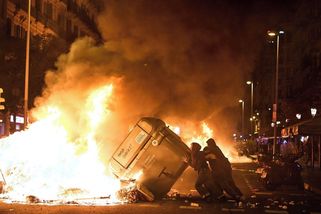 FOTO: Protest za dostupné bydlení skončil v Barceloně plameny v ulicích a střety s policií - Novinky